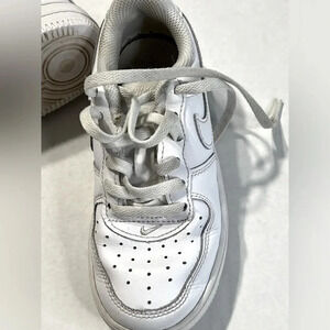 Nike Air Force 1 LE (PS) size 11C white preschool kid tennis shoes used